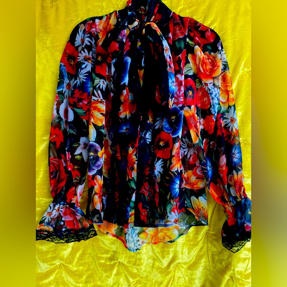 Floral blouse! So cute!